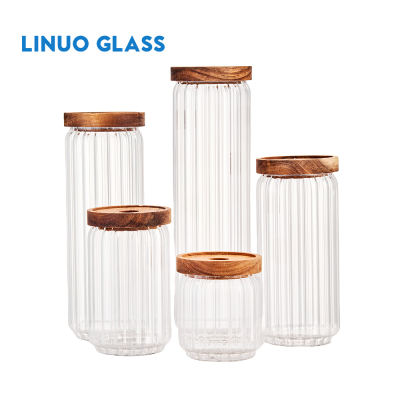 나무 뚜껑이 달린 유리병