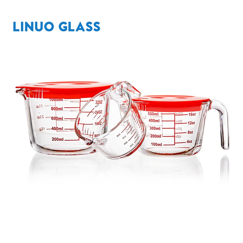 Wasserkrug aus Glas mit Maßangaben