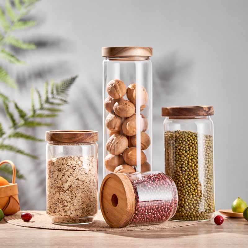 Vorratsdosen aus Glas mit Holzdeckel
