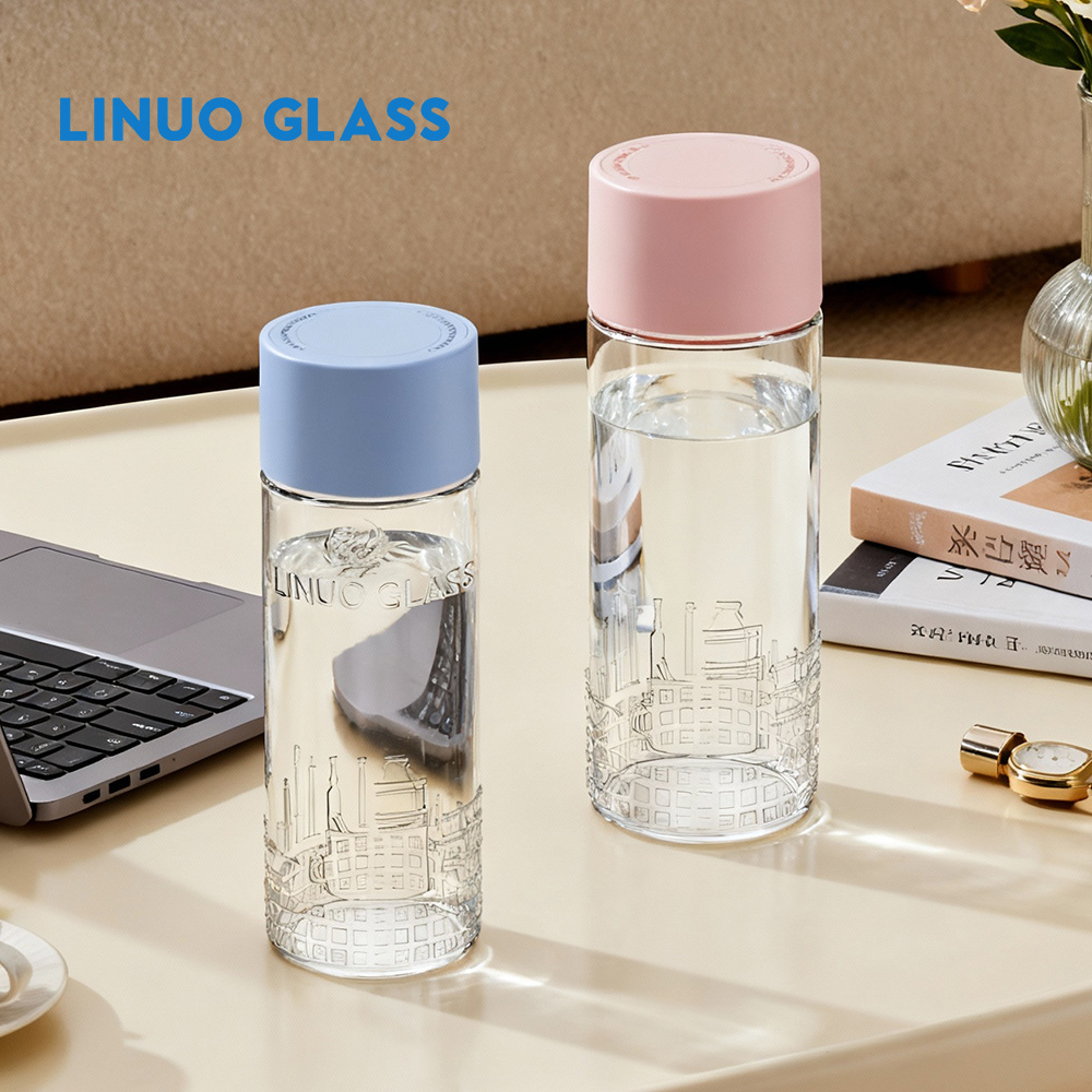 Becher aus Borosilikatglas mit Reliefdesign