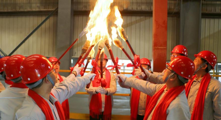 أقيم حفل الإشعال للفرن الأول مع بلوك زجاجي عالي البورسليكات لعدسة LINUO Technical Glass LED The ignition ceremony of the first kiln with high borosilicate glass block for LINUO Technical glass LED lens was held