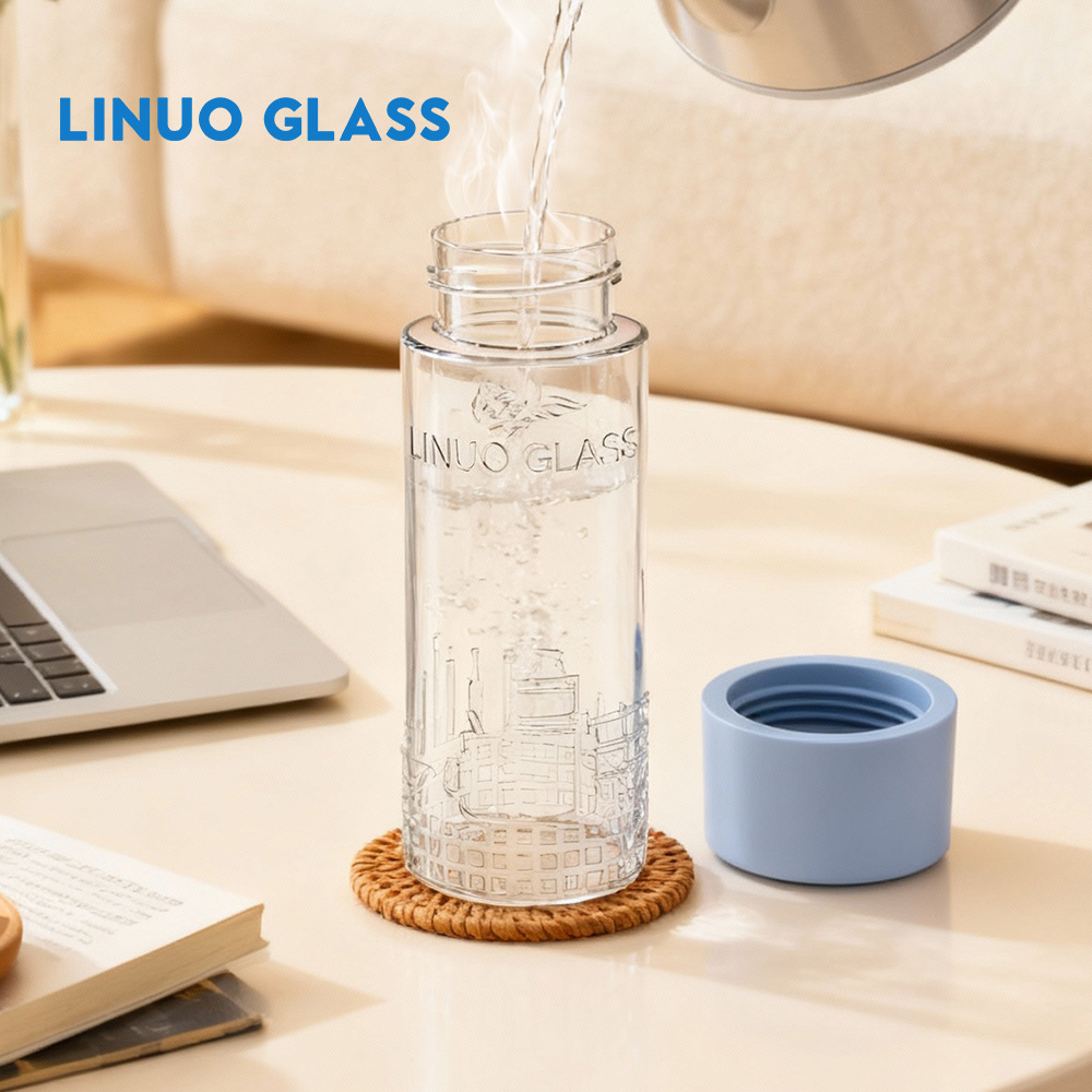 Becher aus Borosilikatglas mit Reliefdesign