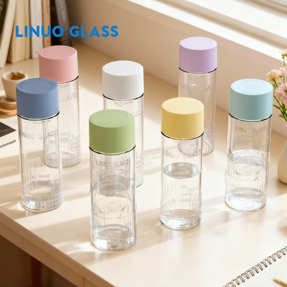 Becher aus Borosilikatglas mit Reliefdesign